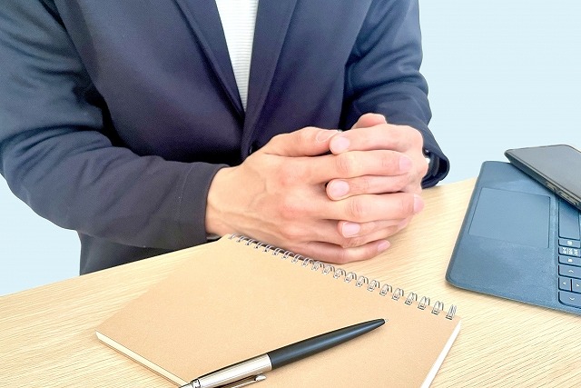 手を組んでいるビジネスマン